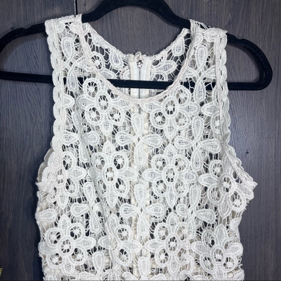!🌼3/$30🌼Sleeveless Lace Zip Up Back Blouse Size Small - Picture 6 of 14